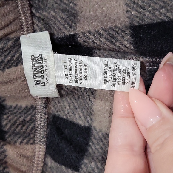 Victoria's Secret PINK Plaid Long Sleeve Top and Shorts Pajama Set - Picture 9 of 10